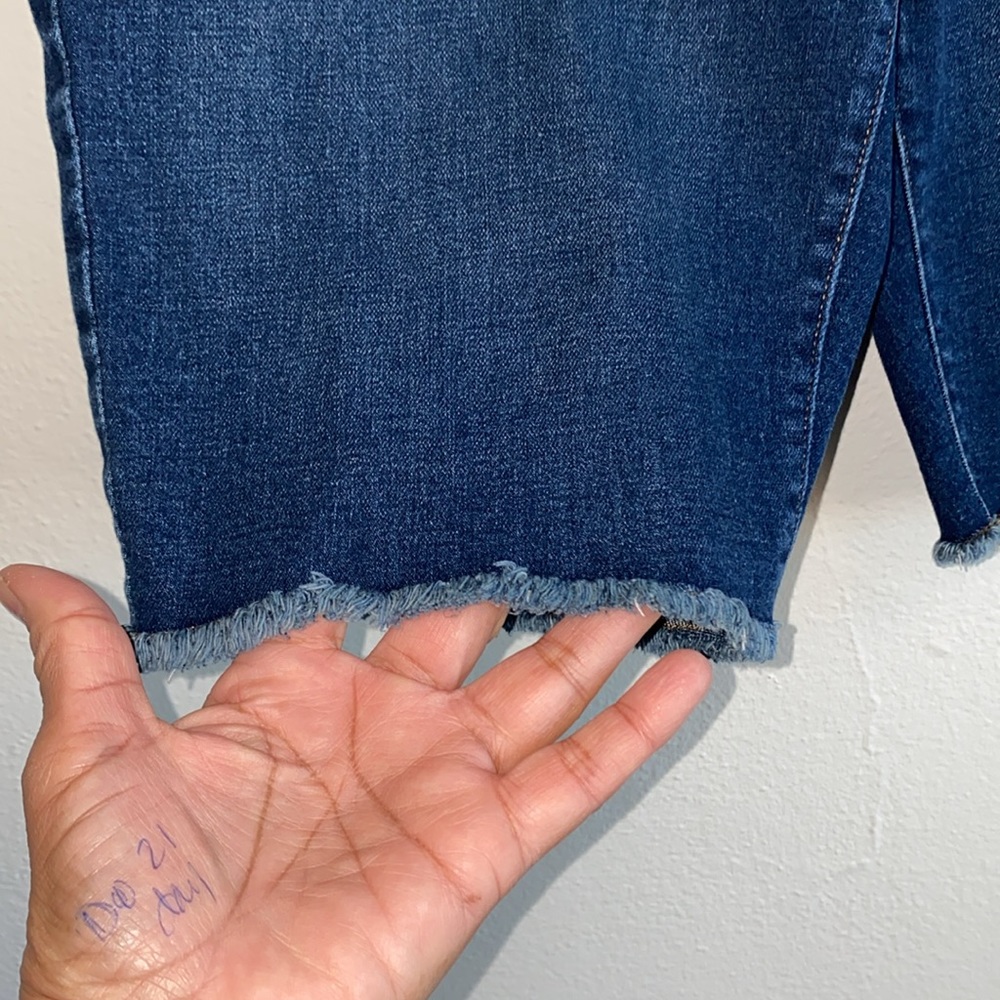 Jean Bermuda Raw Edge Bottom Shorts - Picture 8 of 8